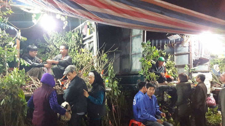 Buying luck at Vieng market  - ảnh 3